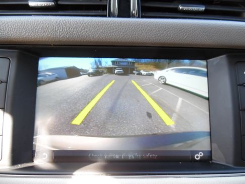 Used 2017 Jaguar XF Premium image 14