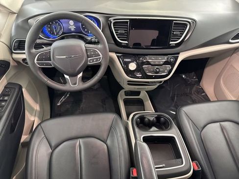 Used 2024 Chrysler Pacifica Touring-L image 28