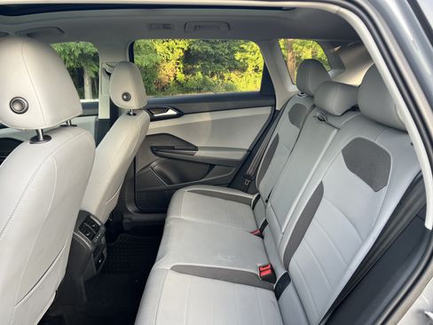 Certified 2023 Volkswagen Taos SE w/ Panoramic Sunroof Package FWD image 29