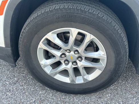 Used 2022 Chevrolet Traverse LS FWD image 9