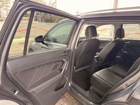 Used 2022 Volkswagen Tiguan SE w/ Panoramic Sunroof Package AWD/4WD image 15