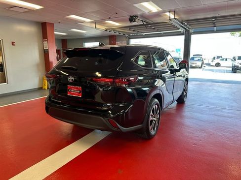 Certified 2024 Toyota Highlander XLE AWD/4WD image 4