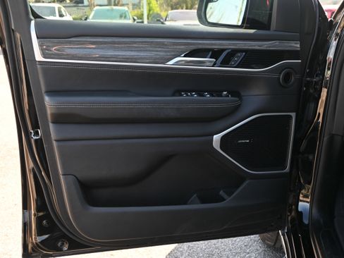 Used 2022 Jeep Wagoneer Series II AWD/4WD image 14