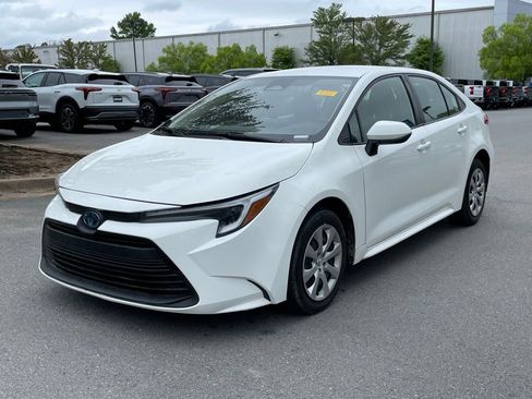 Used 2025 Toyota Corolla LE FWD image 3