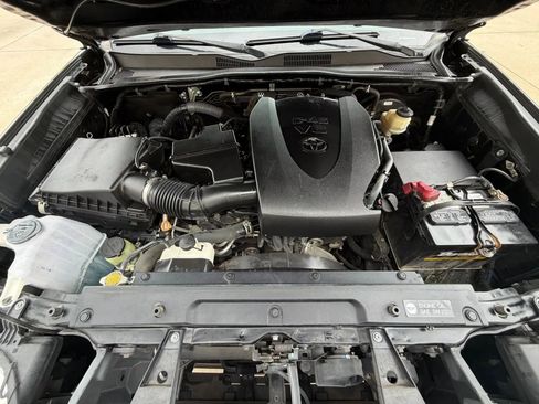 Used 2017 Toyota Tacoma SR5 w/ Tow Package RWD image 22