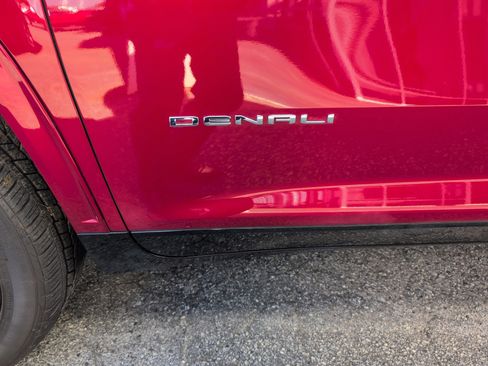 Used 2025 GMC Acadia Denali w/ Super Cruise Package FWD image 3