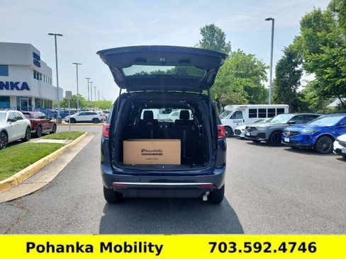 Used 2025 Chrysler Pacifica Select image 27
