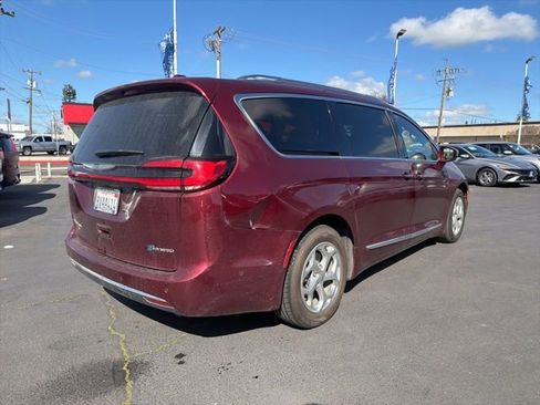 Used 2021 Chrysler Pacifica Limited w/ Uconnect Theater Family Group image 5