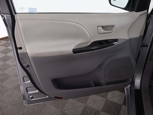 Used 2011 Toyota Sienna LE w/ Towing Pkg FWD image 19