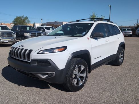 Used 2017 Jeep Cherokee Trailhawk AWD/4WD image 2
