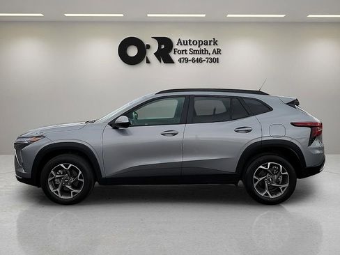 Used 2025 Chevrolet Trax LT w/ LT Convenience Package image 3