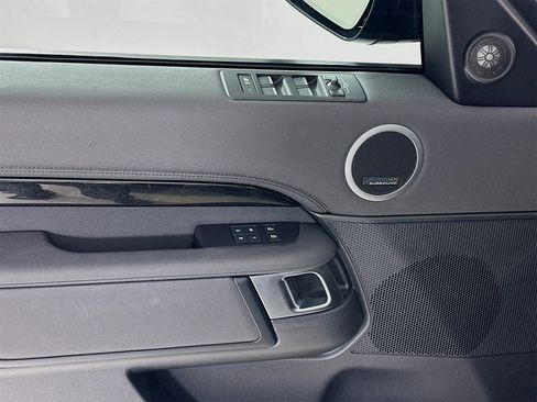 Used 2024 Land Rover Discovery S image 19