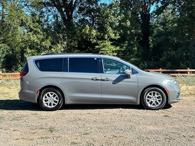 Used 2022 Chrysler Pacifica Touring-L FWD image 10