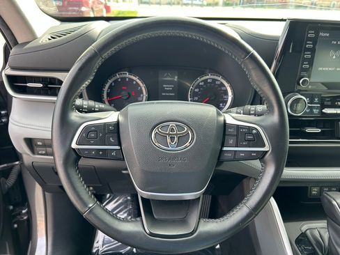 Used 2022 Toyota Highlander LE image 12