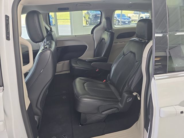 Used 2024 Chrysler Pacifica Touring-L FWD image 10