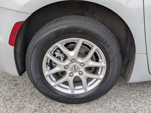 Used 2024 Chrysler Pacifica Touring-L FWD image 12