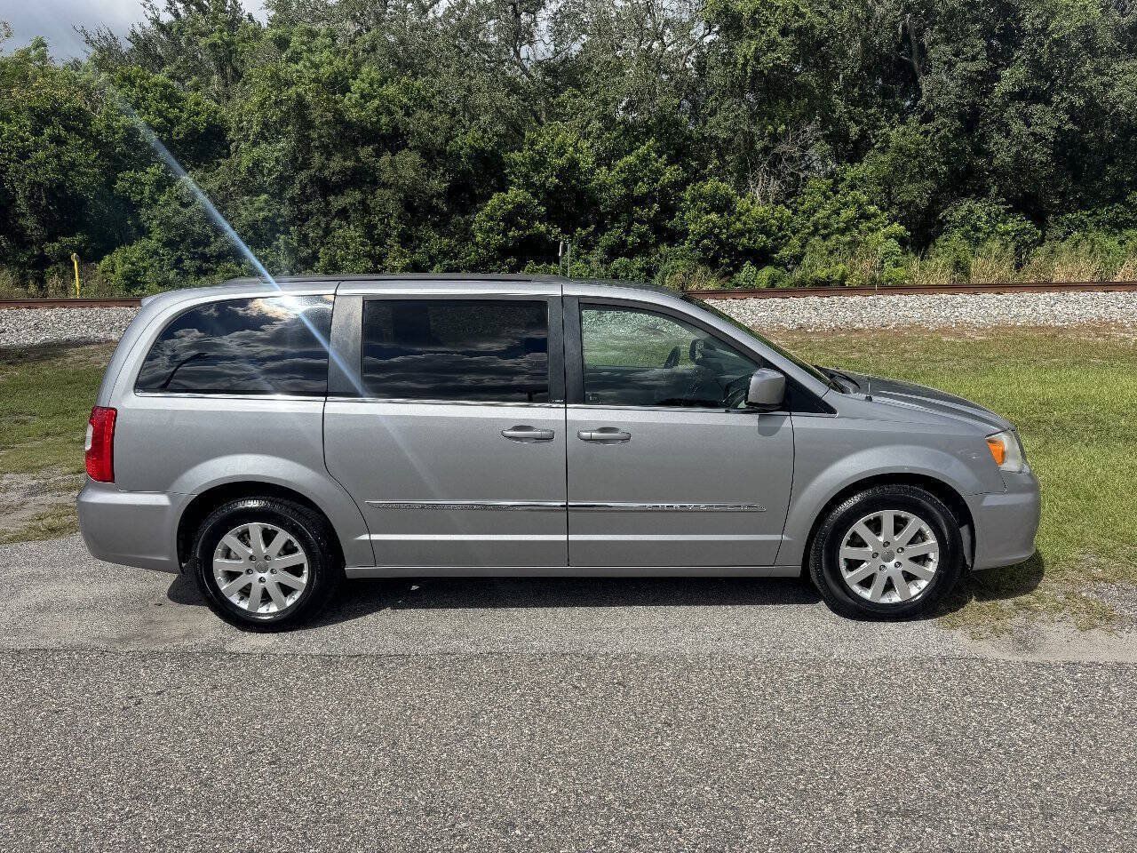 Used 2014 Chrysler Town & Country Touring FWD image 6
