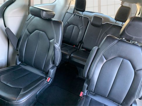 Used 2024 Chrysler Pacifica Touring-L image 13