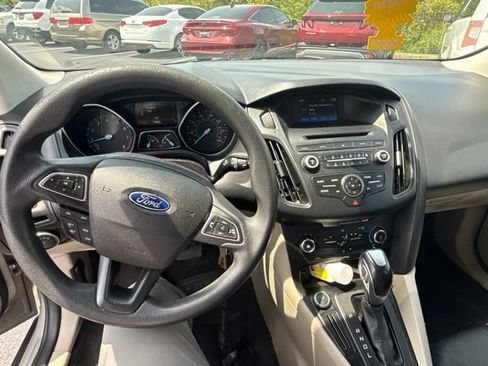 Used 2015 Ford Focus SE FWD image 5