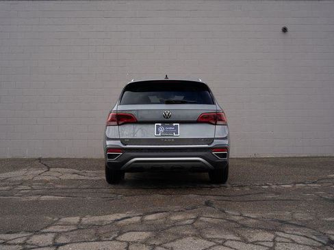Used 2022 Volkswagen Taos SE w/ Panoramic Sunroof Package AWD/4WD image 6