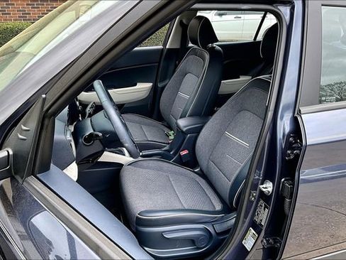 Used 2025 Hyundai Venue Limited image 18