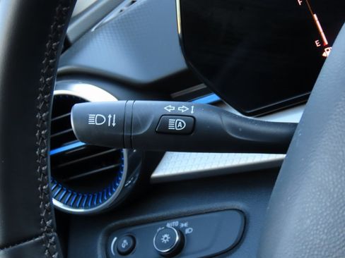 Used 2025 Chevrolet Trax LT w/ LT Convenience Package image 32