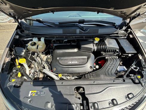 Used 2018 Chrysler Pacifica Limited FWD image 38