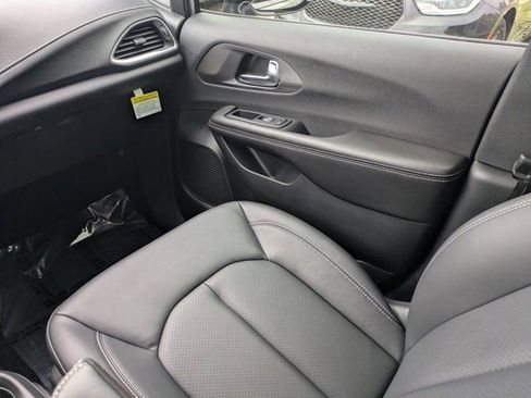 New 2026 Chrysler Pacifica Select image 15