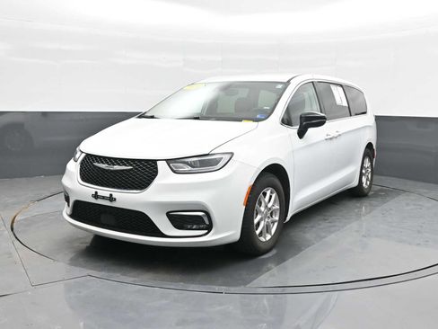 Used 2024 Chrysler Pacifica Touring-L image 2