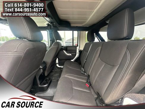 Used 2017 Jeep Wrangler Unlimited Sahara w/ Connectivity Group AWD/4WD image 19