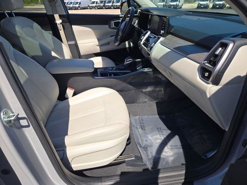 Used 2022 Kia Sorento EX w/ Panoramic Sunroof Package FWD image 7
