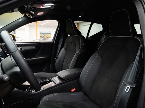 Used 2022 Volvo XC40 P8 Recharge Ultimate image 8