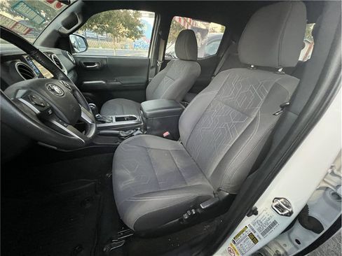 Used 2018 Toyota Tacoma TRD Sport image 12