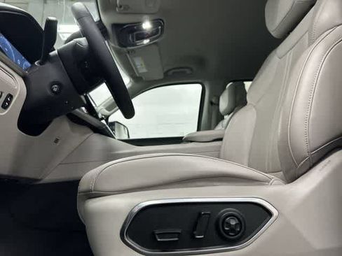 Used 2024 Jeep Wagoneer Series II w/ Flexible Seating Group RWD image 27