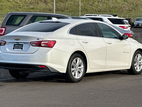 Used 2019 Chevrolet Malibu Hybrid w/ Leather Package image 3