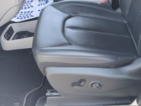 Used 2024 Chrysler Pacifica Touring-L image 19