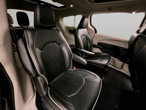 Used 2021 Chrysler Pacifica Limited FWD image 26