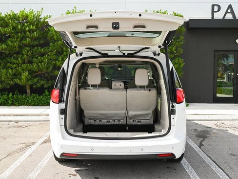 Used 2020 Chrysler Pacifica Limited image 10