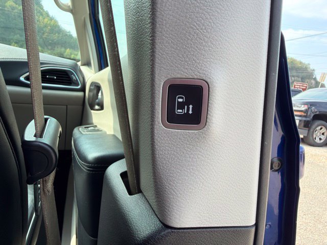 Used 2019 Chrysler Pacifica Limited FWD image 25