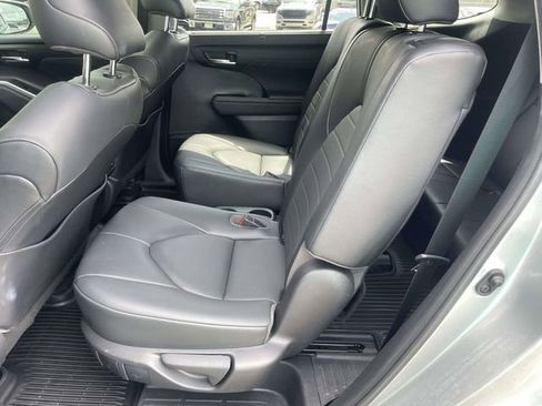 Used 2020 Toyota Highlander XLE FWD image 12