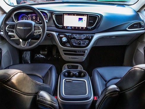 Used 2024 Chrysler Pacifica Touring-L image 37