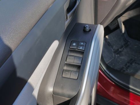 Used 2021 Toyota Highlander LE image 21