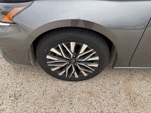 Used 2025 Nissan Altima 2.5 SV FWD image 29