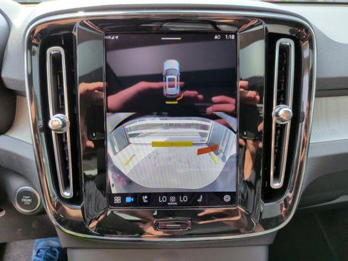 Used 2025 Volvo XC40 B5 Core image 25