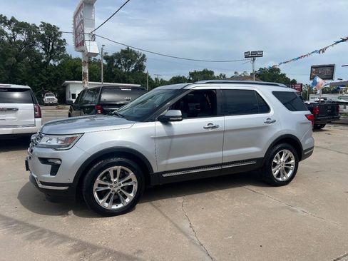 Used 2018 Ford Explorer Limited w/ Equipment Group 301A AWD/4WD image 2