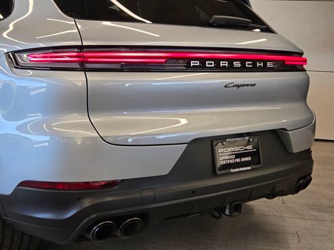 Certified 2024 Porsche Cayenne AWD/4WD image 8