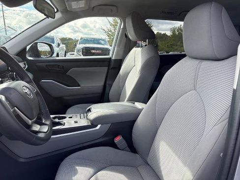 Used 2022 Toyota Highlander LE image 18