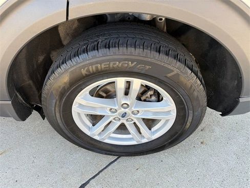 Used 2023 Ford Explorer XLT w/ Equipment Group 202A image 5