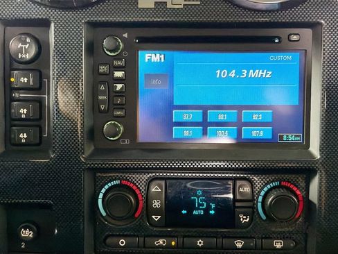 Used 2005 HUMMER H2 SUT w/ Preferred Equipment Group AWD/4WD image 17