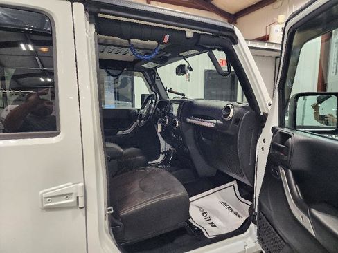 Used 2017 Jeep Wrangler Unlimited Sahara image 10